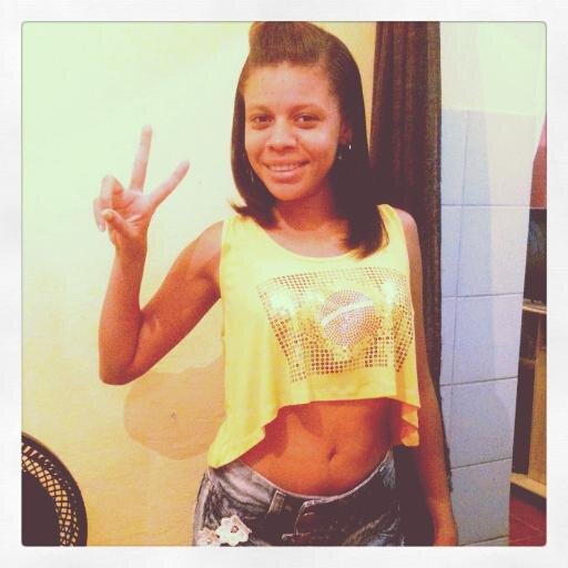 Complicada e perfeitinha sem muito drama ñ agrado a todos mas os poucos q agrado tiro um sorriso sincero do rosto.A vc q ñ gosta de mim so tenho q agradecer