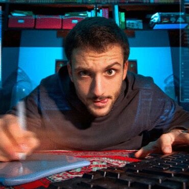 فكّر كثيرً قبل متابعتي حتمًا ستقرأ ما لا يعُجبک فالاهتمامات هنا مضطربة والأفكار غير مرتبه تعيش اللحظه وتعشق الفرحة (غامُضه لأني بسيطه) هذا آخر ما سمعته عني❤#q8