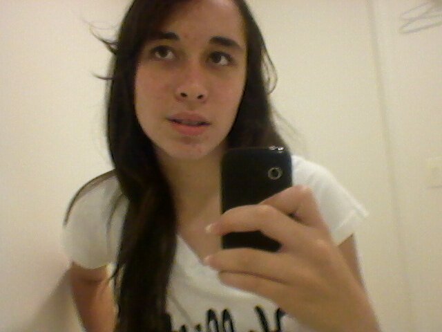 olá pessoal , sou a karolyne tenho 14 anos , jogo futsal a 7 anos ..  gosto de andar de skate , sou mto caseira nao gosto mto de sair .. e acho que é issu kk