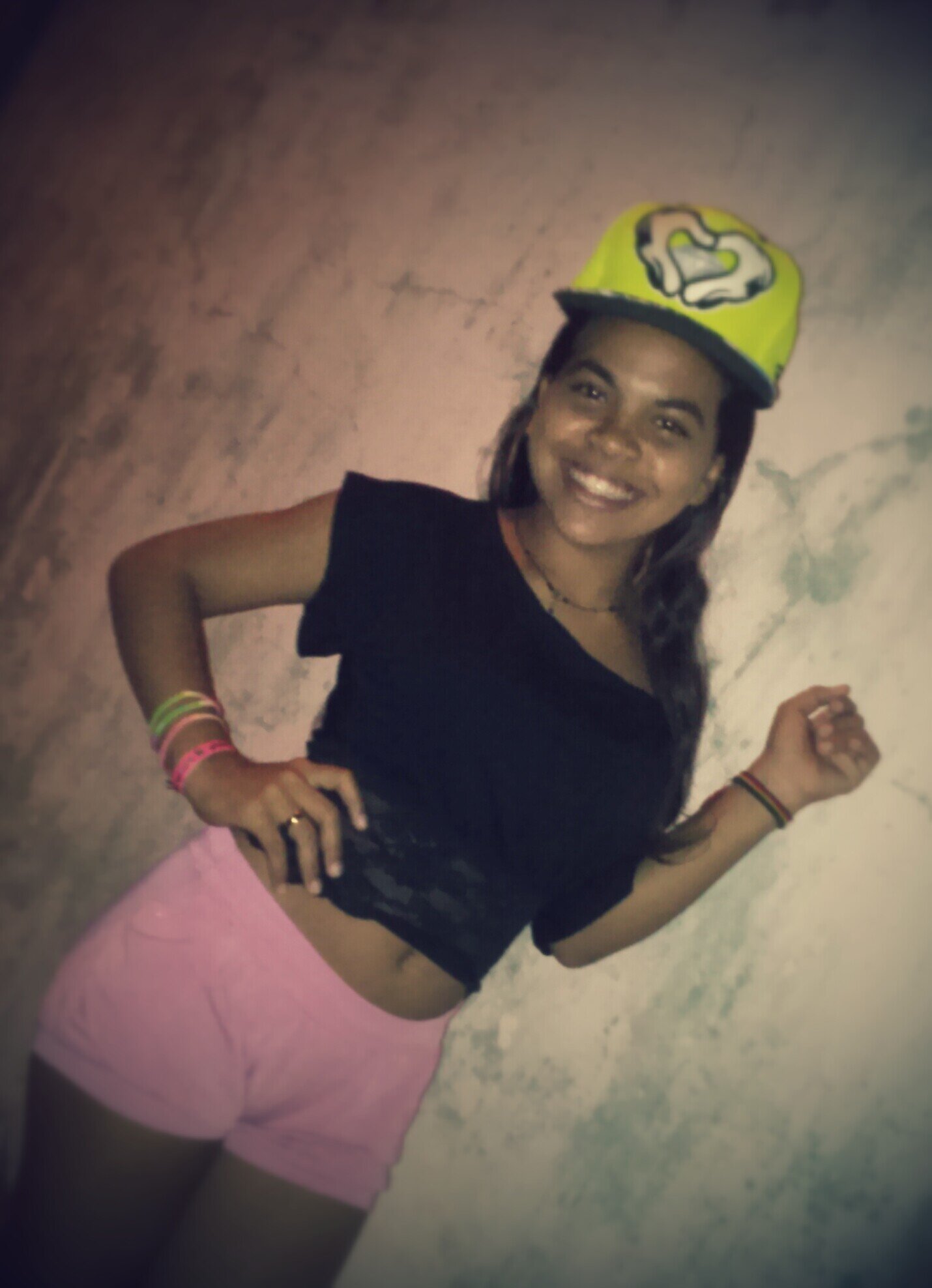 Sou legal divertida carrego um sorriso sempre :D sou uma amiga pra estar ao lados dos amigos nos momentos bons e ruins da vida e etc .............