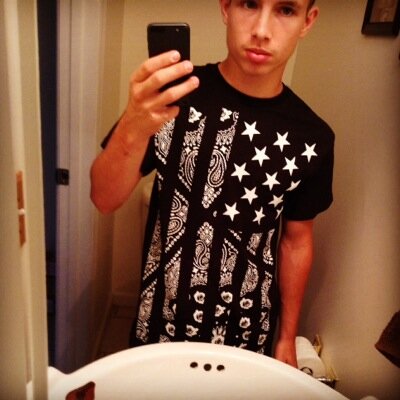 MY HANDS TO BUSY HOLDING MIDDLE FINGERS UP                                                              #laceup!!!! #EST