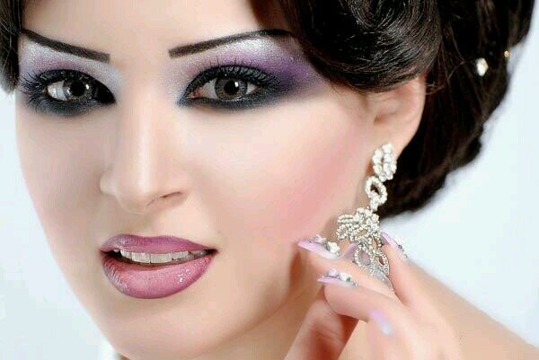 درحیرتم ازمرام این پست  این طایفه زنده کش مرده پرست  تاهست به ذلت بکشندش به جفا  تامرد به عزت ببرندش سردست