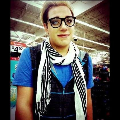 Im Jack.. i like the color blue... im gay... im single... and im pretty wierd