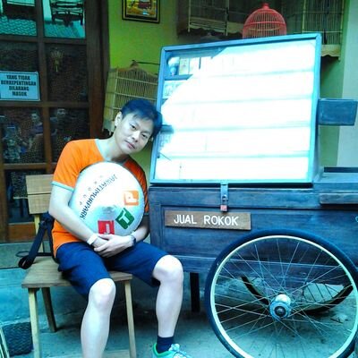 •bakul kopi pinggir jalan, kapan mampir?

               •kereta api dan bus, favoritku untuk bepergian, gmn denganmu?