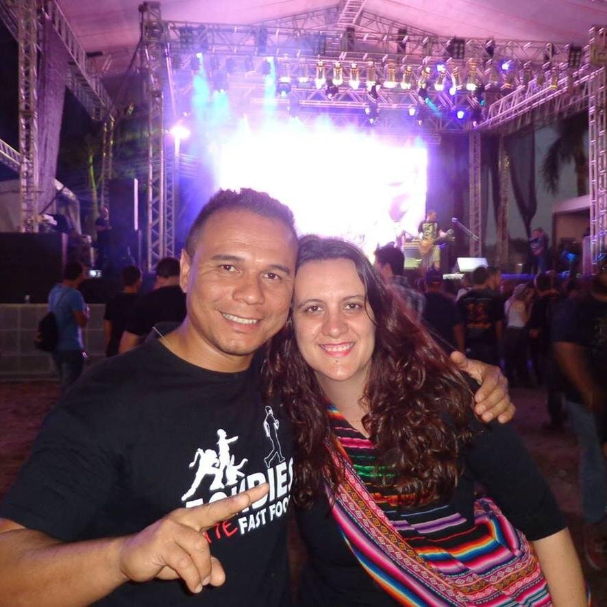 Trabalho com educação de crianças  e sou Roqueiro por amor, amo tbm minha Mãe e a minhaamada mulher é  a Monica Zebini
