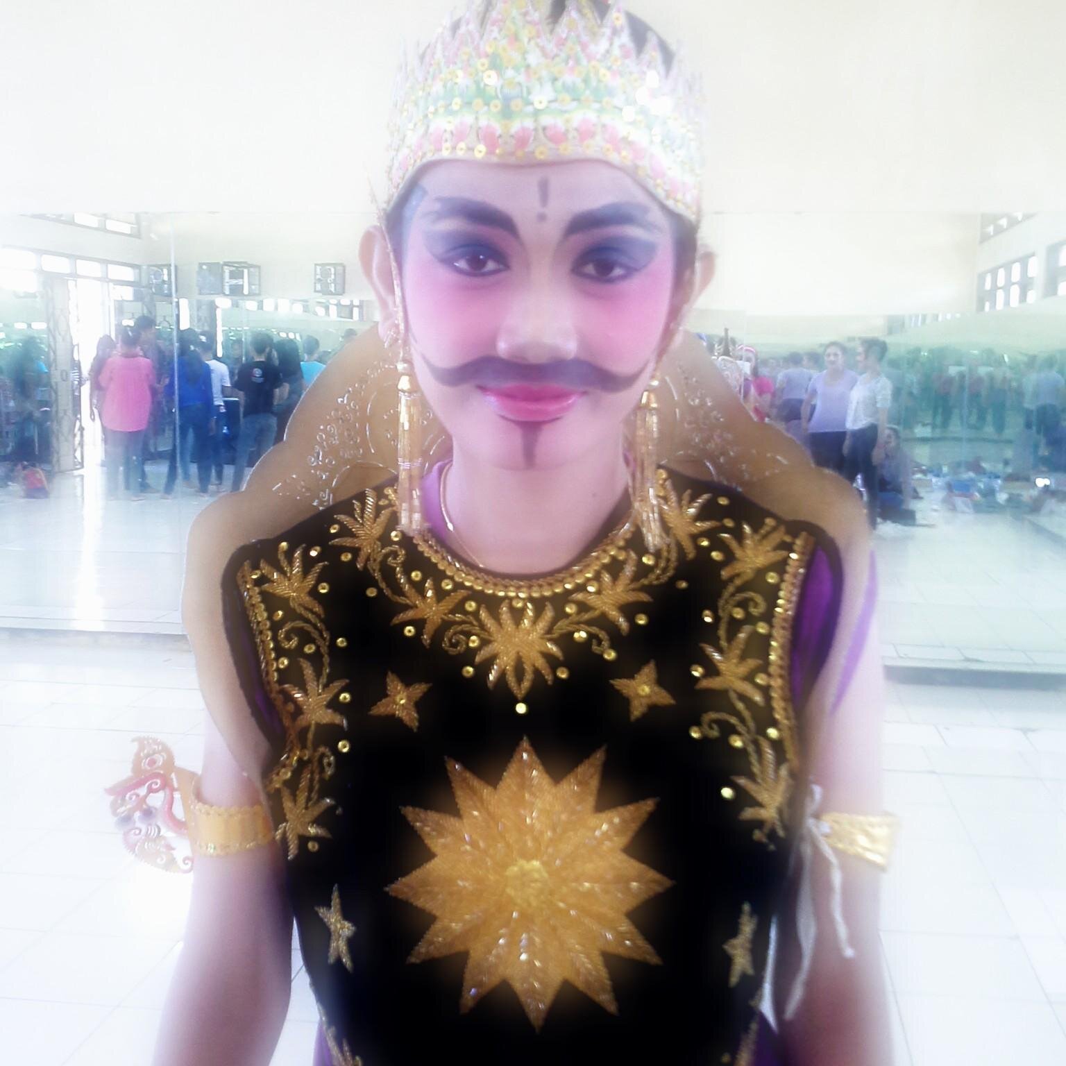 rhi nakx cuek,masa bodo,,,,,,sante,,,badung,,,,manis ...hehehehe jyan memuji diri sendiri.....pokoknya unik deh org e,,,,,hhehehehehehehe