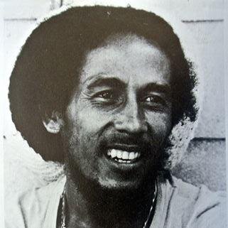 um cantor, guitarrista e compositor jamaicano, o mais conhecido músico de reggae de todos os tempos, famoso por popularizar o gênero.