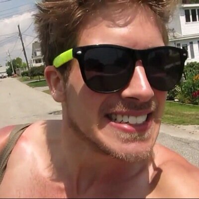 FOLLOW @joeysmysaviour because she gave you this free follow.