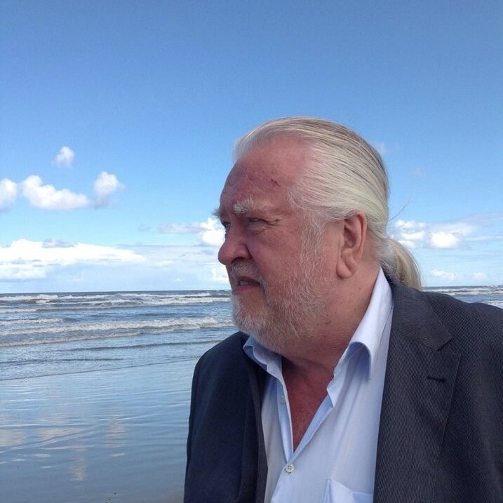 Paragnost Relatiespecialist,pendelaar,bourgondiër,levensgenieter,ondernemer,nuchter,schrijft eigen artikelen,ook werkzaam bij ParaVisie & Puur Medium