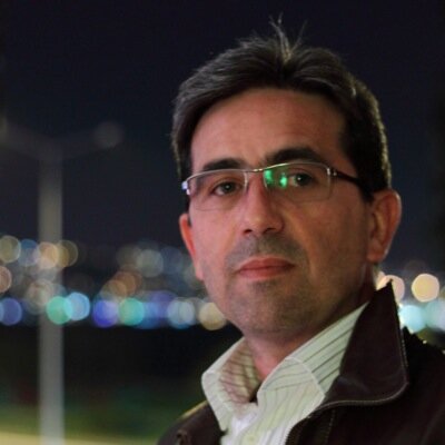İnşaat Mühendisidir, serbest çalışır, okur, yazar, atıcılık, fotoğraf ve motosikletle ilgilenir, İzmir'de yaşar, kendi halinde Allah'a emanettir.