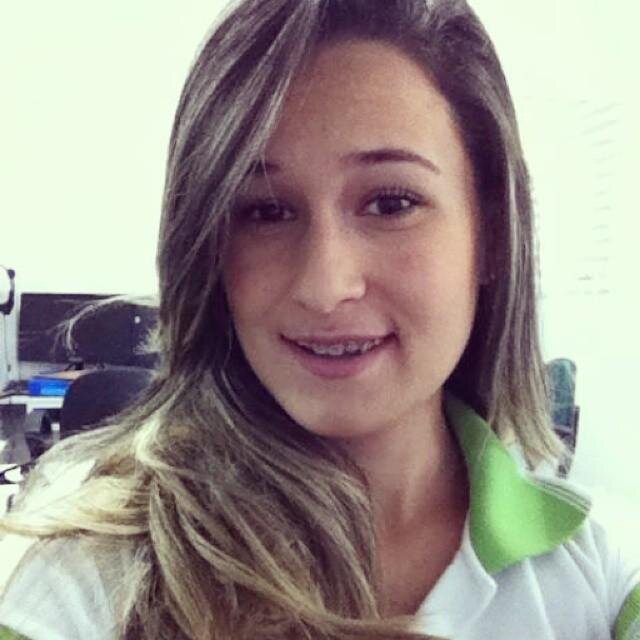 Ariana, 18 anos, feliz , Amo Deus acima de todas as coisa , Vaidosa ,Carinhosa, divertida, ciumenta, namorando @allan0723 follow-me !? *-*