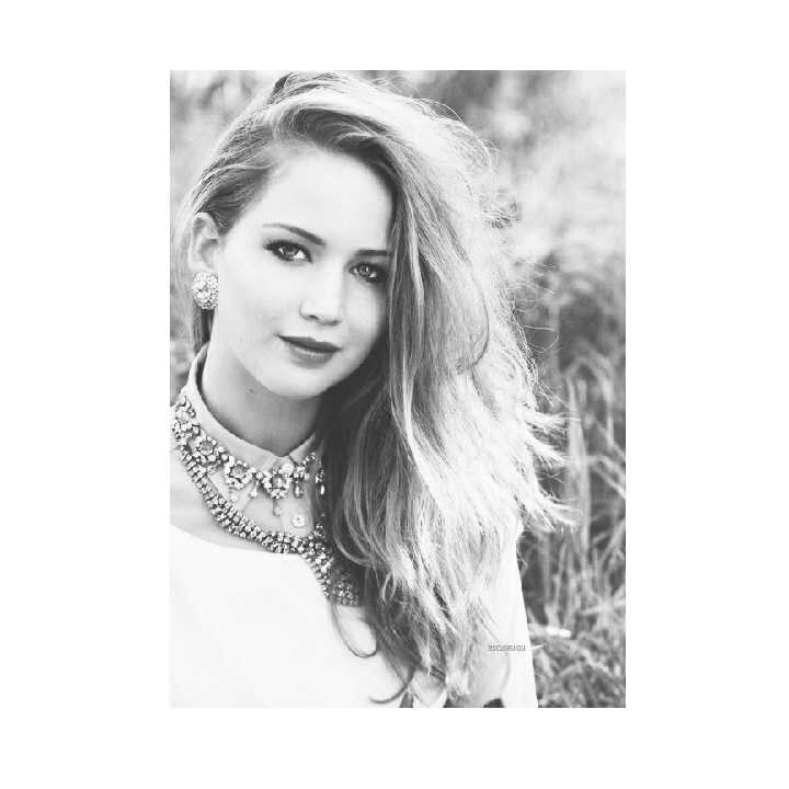 Tributo con un efecto colateral que no puede ser controlada. Reader. Enamorada de la comida y los personajes ficticios. Jennifer Lawrence. IDOLA.