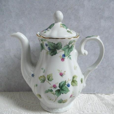 CaroleSabatini's profile picture. Vintage Home Decor, China, Glassware, Barware, Dolls, Books and Magazines