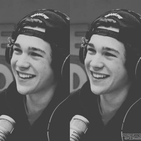 Basketball player ł @onedirection & @AustinMahone are my everything.❤ ł @carlyraejepsen followed me on 4/15/2014 09:53 pm