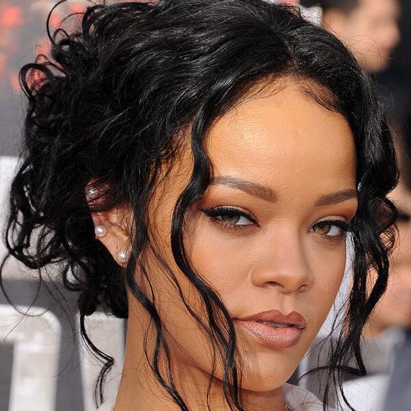 @rihanna please follow me❤
