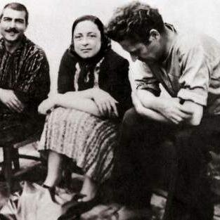 Belki hiçbir şey yolunda gitmedi ama hiçbir şey de beni yolumdan etmedi/CHE
@
Trabzon Lisesi, İÜ İletişim, Marmara Ü.G.S Fotoğraf Master/Gazeteci.