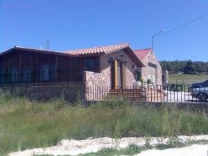 Restaurante Parrilla-Asador Los Girasoles, situado en la localidad soriana de Muñecas. Contacta con nosotros en el 975372322
