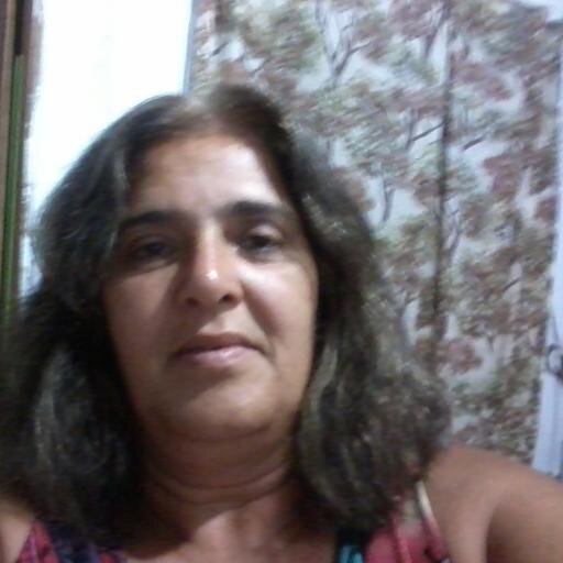 Mãe vovó amo muito minha família. meiga carinhosa romantica e muito carente.Ando devagar pq já pra levo o meu sorriso pq já chorei demais.