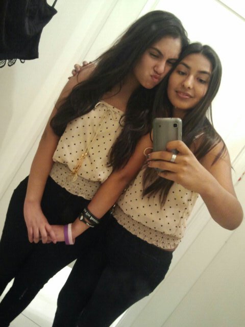 Andrea the Niall girl &Vivi the Harry girl. Sisters at ♥. Fanfic linked ⇩. We love One Direction &we love you too.♥ Thanks for the follow. ツ