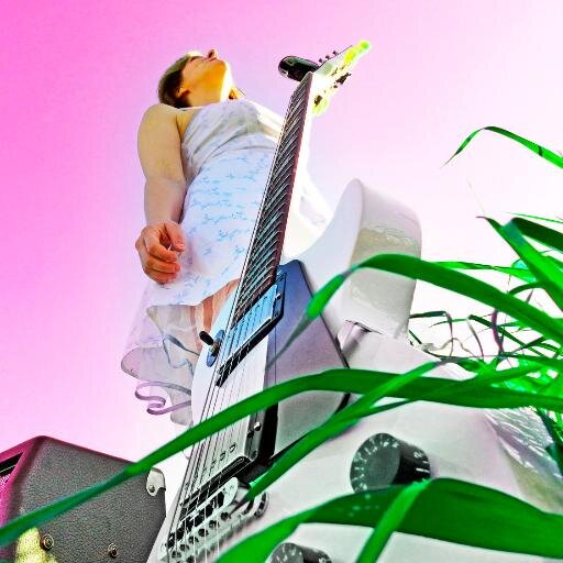 SONG OF THE EARTH is a folk musical.
It tells about a woman escaping from noisy modern life and finding herself in a garden.