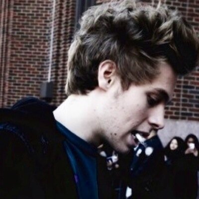 hi this is a free follow so if you're reading this, follow @erhwinn and rt the link in her bio for a follow back :-) x