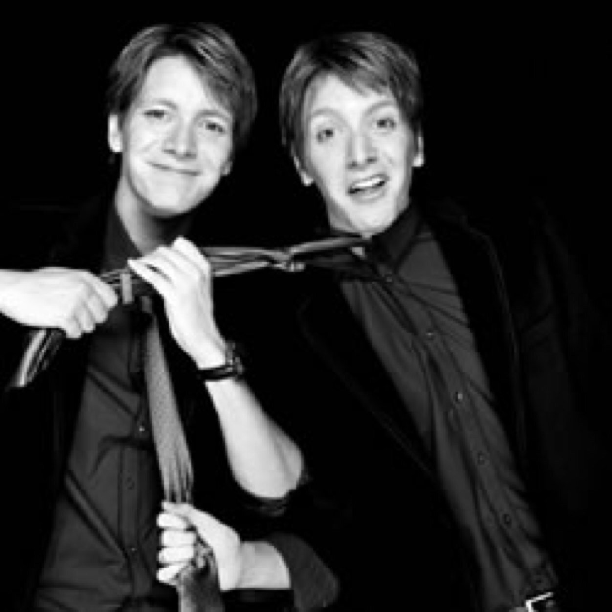 A loja dos irmãos Weasley , Fred e Jorge. A maior atração do Beco Diagonal,qer saber mais basta clicar em Follow '2ºtwitter , caso eu seja block : @fansfansHP
