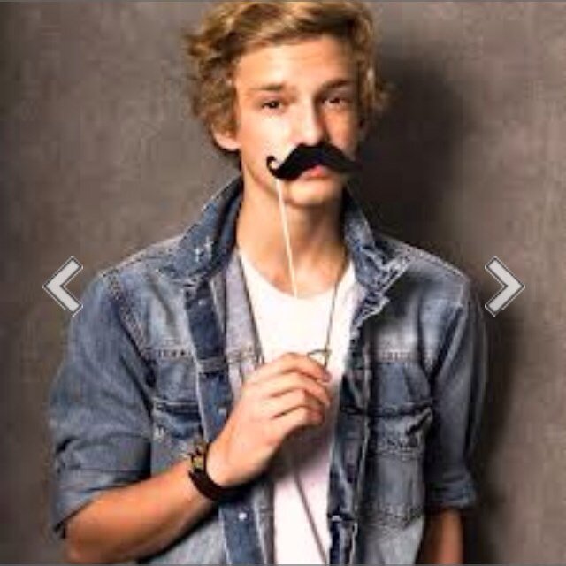 el y solo el @codysimpson
para mas informacion: @laurandmyguitar