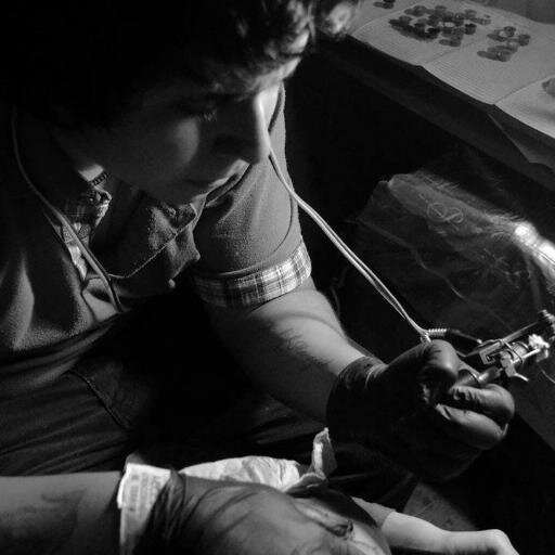 Tatuador con especialidad en estilo acuarela