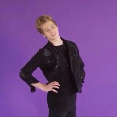 PLEASE FOLLOW @calumscashton and if you want help out with #5sosdallasneedsyou because my show got canceled