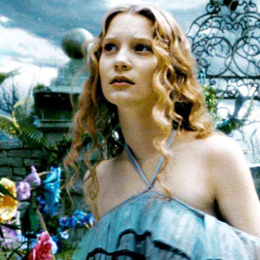 Je m'appelle Alice. Un jour je suis tombée dans un trou et j'ai atterrit dans un monde plein de merveilles. ❀  Pourquoi un corbeau ressemble t-il à un bureau? ❀