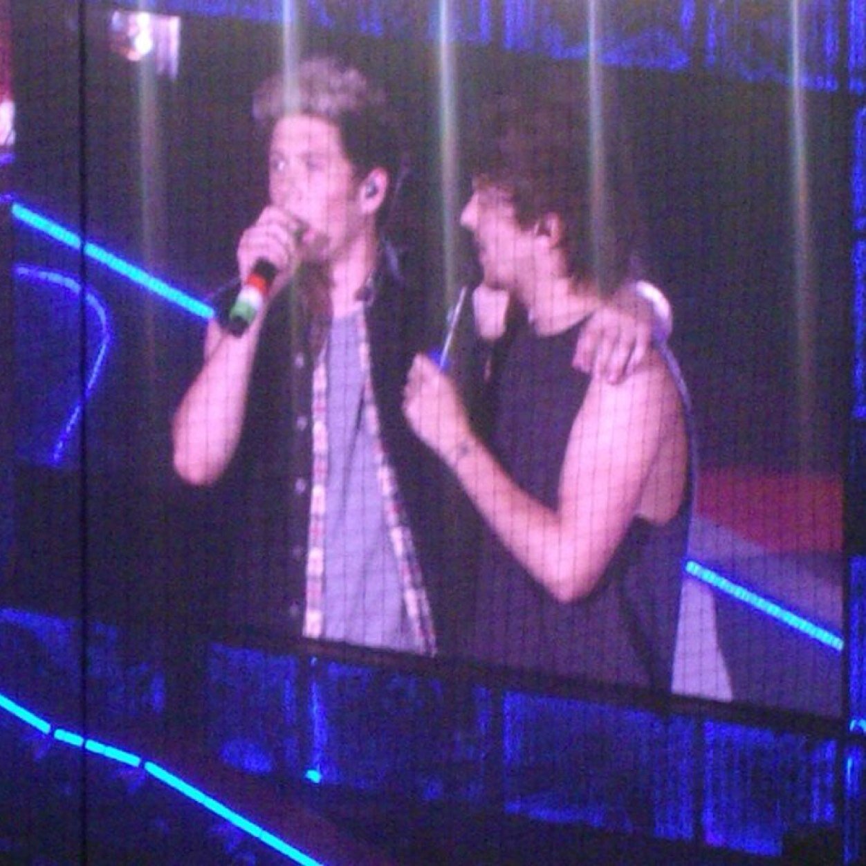 And i remember you laughing, so let's just laugh again 29.06.14 -ONE DIRECTION San Siro.
Italy