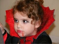 (baby Vampirenage 2. her parents got killed by hunters.)