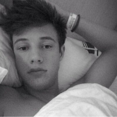 Follow @leflawedfille and tweet her a pic of your sunshine or Any of the magcon, 5SoS and 1D ladsssss for a followback xx