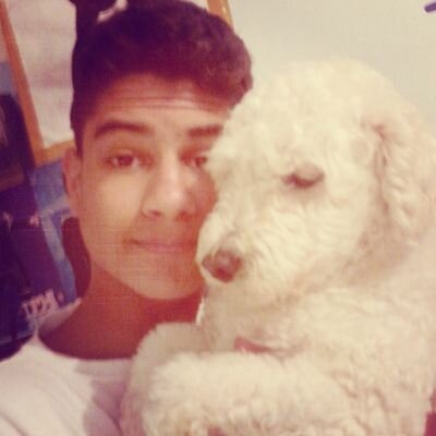 Um menino feliz alegre e que sabe oq que quer Poreem se magoa muito facil cuidado com sentimentos dele aushuashuhsa#Parei!!