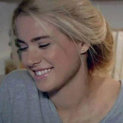 مش غرور ولا تناكه بس ثقه زيااده شويه ..مش سلبيه بس يمكن عايزه المثاليه