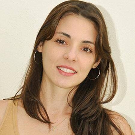 Consultora de Investimentos Imobiliários; Estudante de Direito (PUC); Fotógrafa e Artista Plástica (UNICAMP). Amo o que faço, e procuro fazer sempre o melhor!
