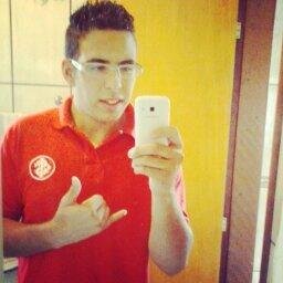quem conhece sabe ... é meu jeito moleque de ser.. mais um menino feliz brincando com sua bola ;)