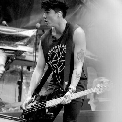 Follow @harold5sos aka my personal and ill dm you to 5/4 5sos , just tell me who :) if you follow me with saved acc ill spam your name