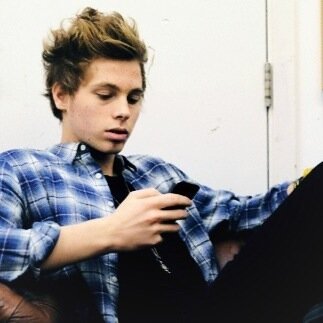 Follow @BananaHemmings_