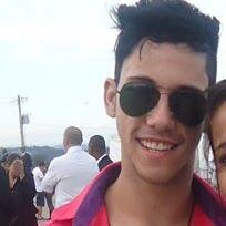 Sou uma pessoa simples,que tbm tem defeitos e em busca de um grande sonho que e se tornar um grande cantor e compossitor