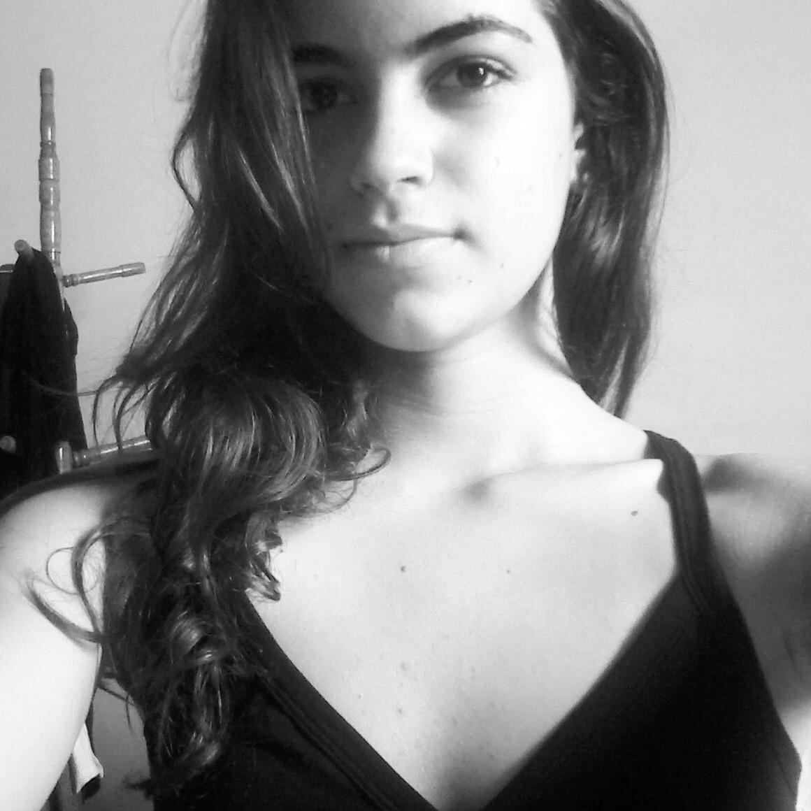 Universitária,18 anos,escorpiana,apaixonada por sorrisos,tranquila de consciência louca!
