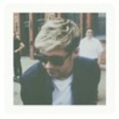 follow @cuddlyniiall bc she gave you this follow :-) ily x
