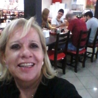 Escrevo p/ jornais.Recebo vários emails da mulherada e respondo todos.Humor é o meu forte.Sei c/o passar força.E sou a melhor amiga q alguém possa desejar