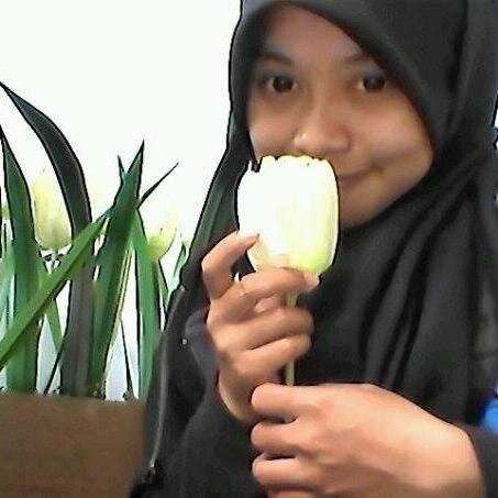 EmbunArrumie's profile picture. Kelak, aku hanya berupa tangis yang pecah dari sudut bibirmu, atau air yang tumpah dari pelupuk matamu ..