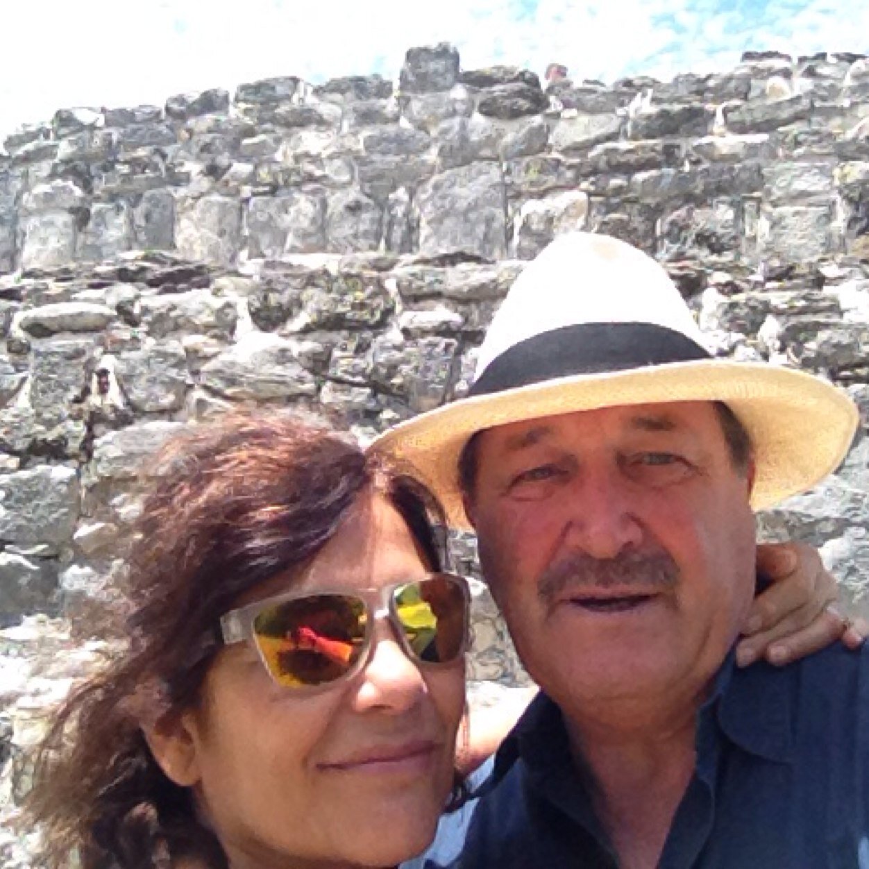 Emprendedor , ex viñatero , tata baboso , amante esposo , viajero siempre . Beatle ,Stone y Musicomaniaco en general , y conconino