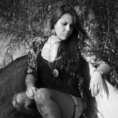 Trabajadora Social de profesión y al parecer por vocación, amante de la música, conciertos y todo lo que me alegre la vida.