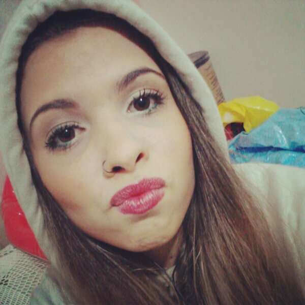 ni_monteiro's profile picture. viciada em frappê de capuccino, em escrever seus dramas, apaixonada por musica, amigos, amores, sabores, melancolia, viciada na vida.