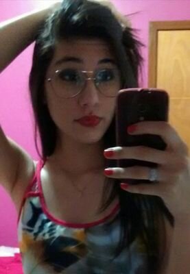 Ela é de fase, toda bipolar. Cheia de marra, durona por fora e coração mole por dentro. Toda inocente, toda estressada e toda apaixonada.
