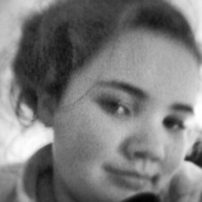 a happy girl from england who likes the hunger games,shopping and 1D whose nic name is coley
