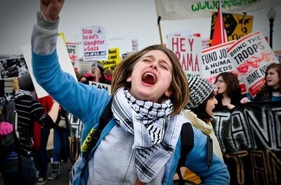 فلسطينية خليليه ساخطةٌ عالقدر الذي حَرمني من والدي ابنة شهيد